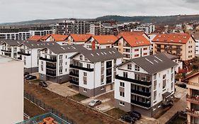 City View Apartment With Free Parking